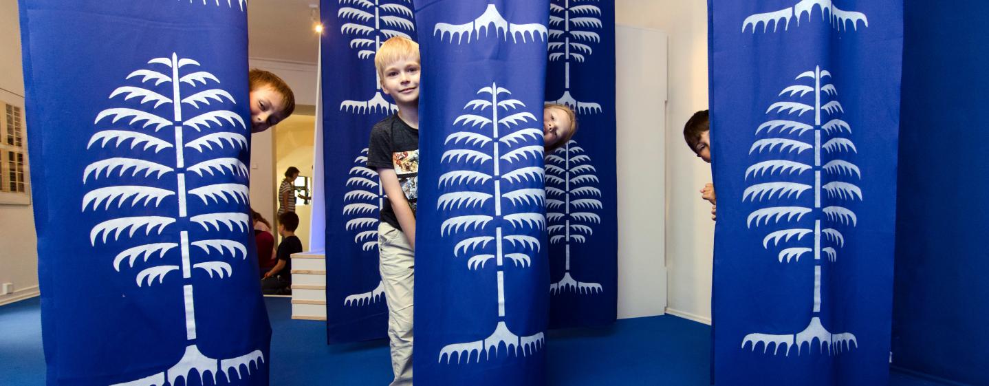 V MODROBIELOM LESE V MODROBIELOM LESE