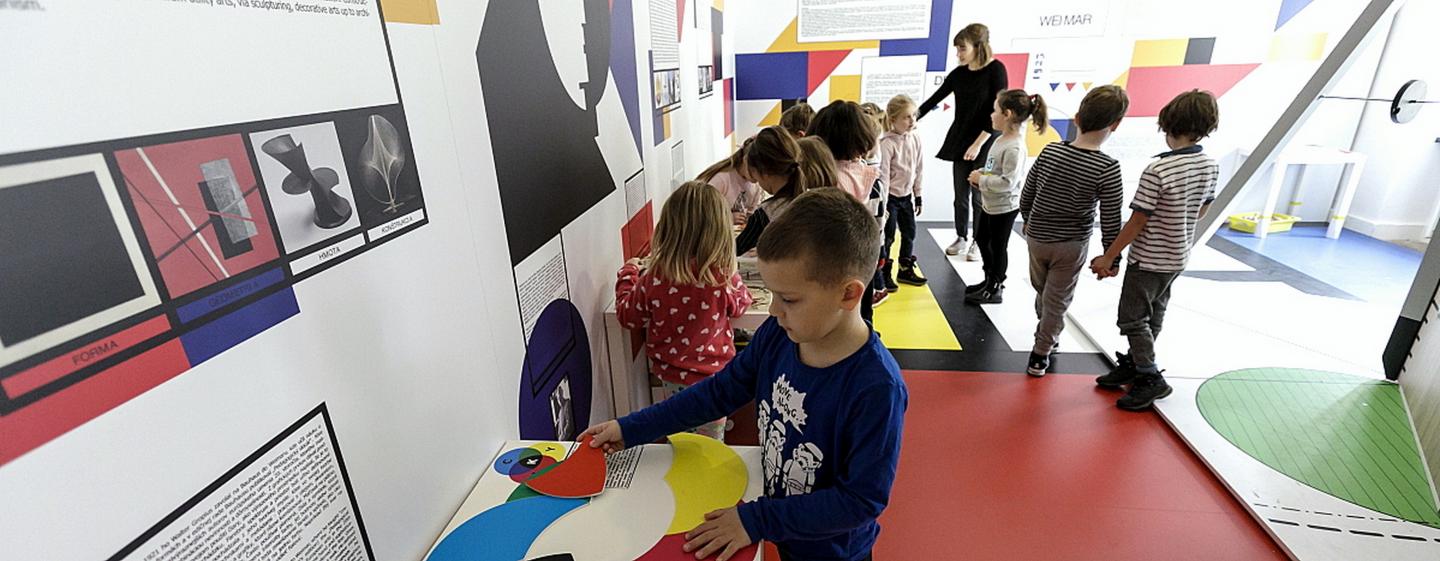 INTERAKTÍVNY SPRIEVOD PO VÝSTAVE O BAUHAUSE A MALÝCH DIZAJNÉROCH INTERAKTÍVNY SPRIEVOD PO VÝSTAVE O BAUHAUSE A MALÝCH DIZAJNÉROCH