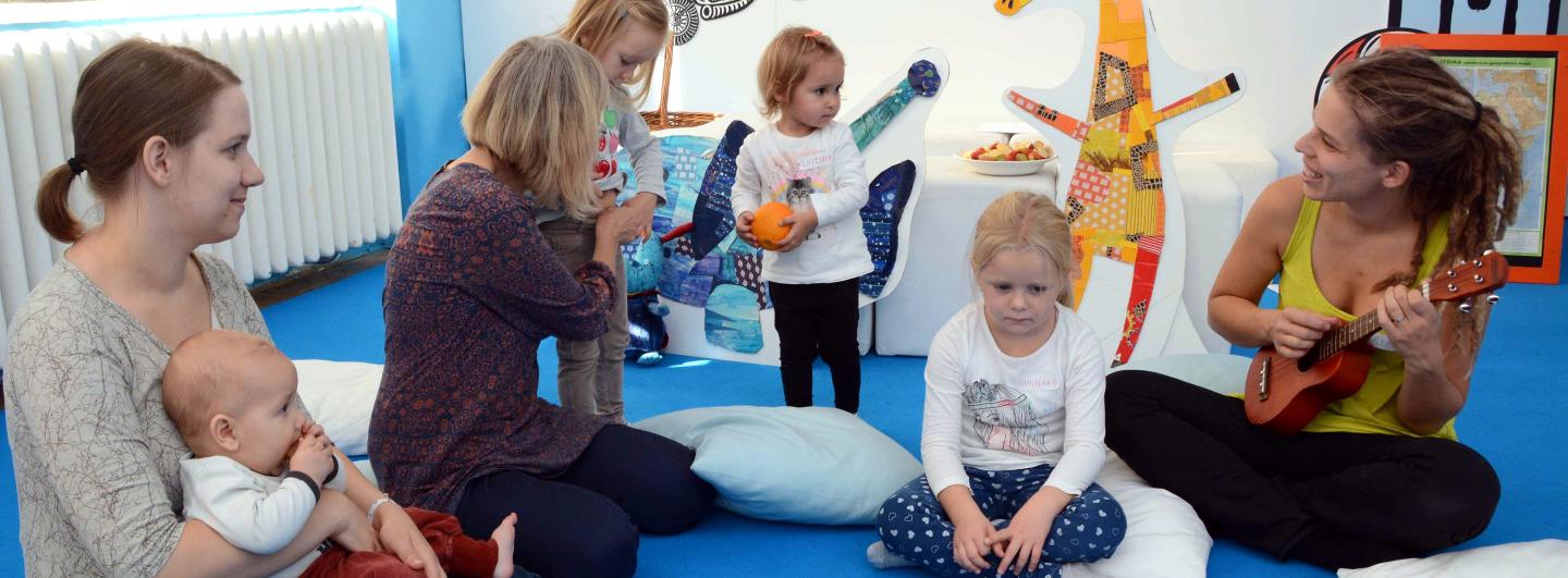 UTEKAJME K NAŠEJ MAMKE UTEKAJME K NAŠEJ MAMKE