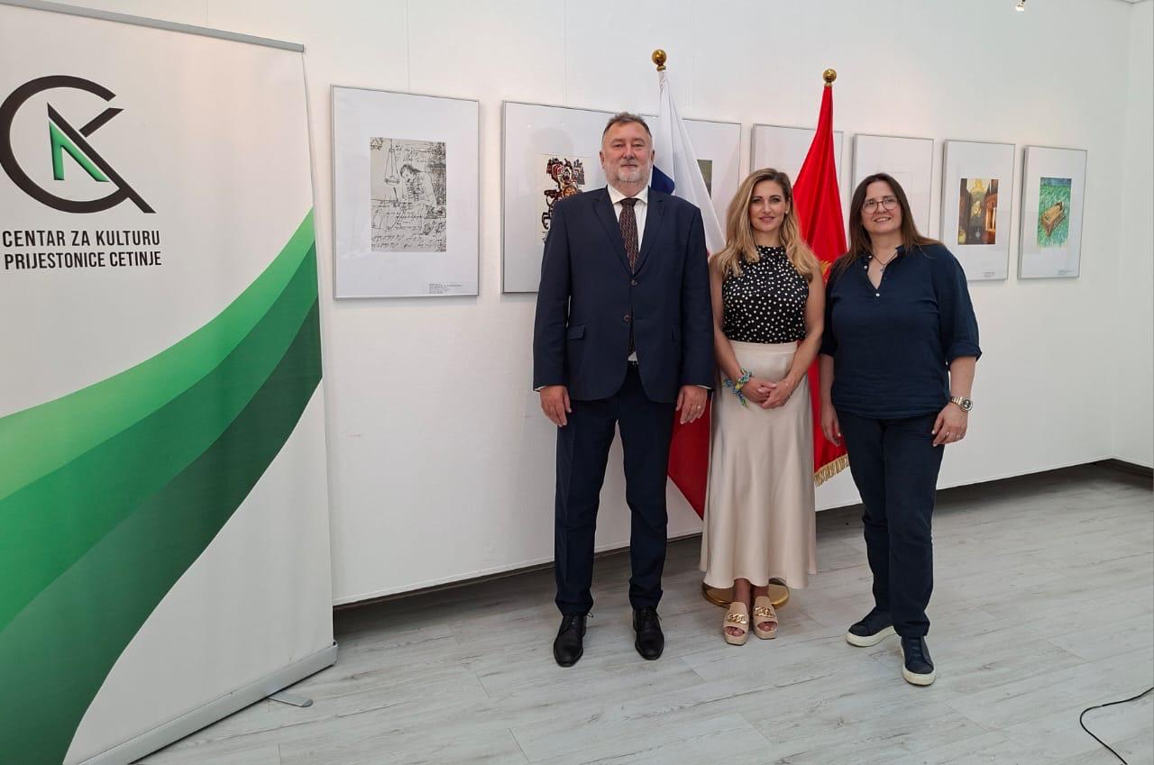  Veľvyslanec Slovenskej republiky Boris Gandel a riaditeľka BIBIANY Petra Flach (v strede)  otvorili výstavu v Cetinje